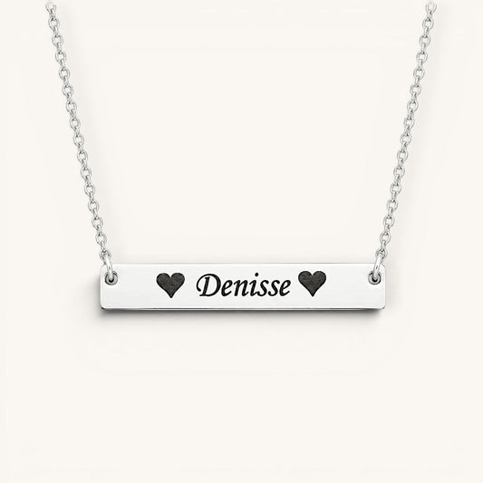 Collar Moment de acero inoxidable con placa rectangular personalizada con el nombre Denisse y corazones grabados