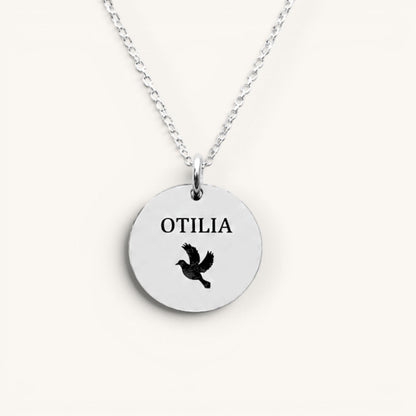Collar Moment de plata con medalla redonda personalizada con el nombre Otilia y un grabado de pájaro en vuelo.