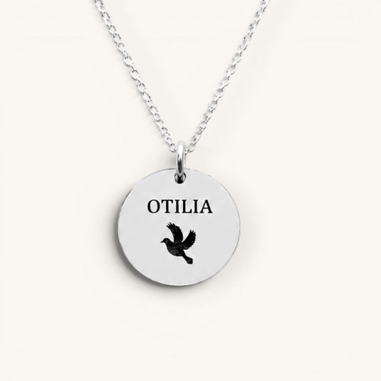Collar Moment de plata con medalla redonda personalizada con el nombre Otilia y un grabado de pájaro en vuelo.