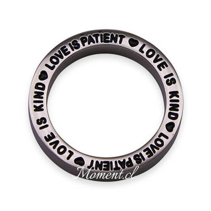 Disco colgante Moment plateado de acero inoxidable con la frase Love is Kind grabada en negro para medallones