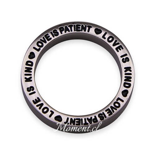 Disco colgante Moment plateado de acero inoxidable con la frase Love is Kind grabada en negro para medallones