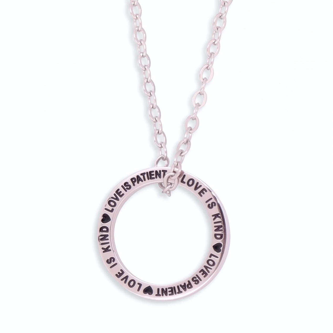 Disco colgante Moment plateado de acero inoxidable con grabado Love is Patient Love is Kind en color negro