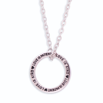 Disco colgante Moment plateado de acero inoxidable con grabado Love is Patient Love is Kind en color negro