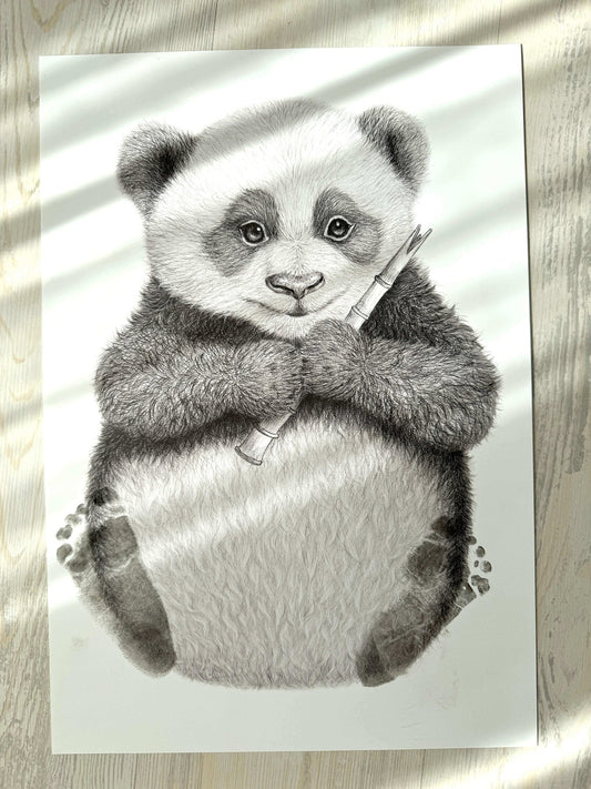 Ilustración artística en blanco y negro de un tierno oso panda con bambú, parte del kit Mis primeras huellas Moment