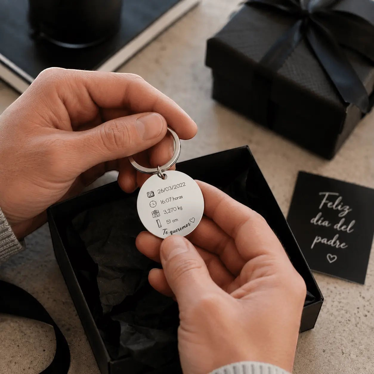 Llavero Moment de acero inoxidable plateado con grabado personalizado de nacimiento sobre caja de regalo negra