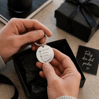Llavero Moment de acero inoxidable plateado con grabado personalizado de nacimiento sobre caja de regalo negra
