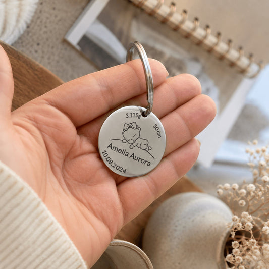Llavero Moment de acero inoxidable plateado con grabado personalizado de nombre, fecha y dibujo de bebé
