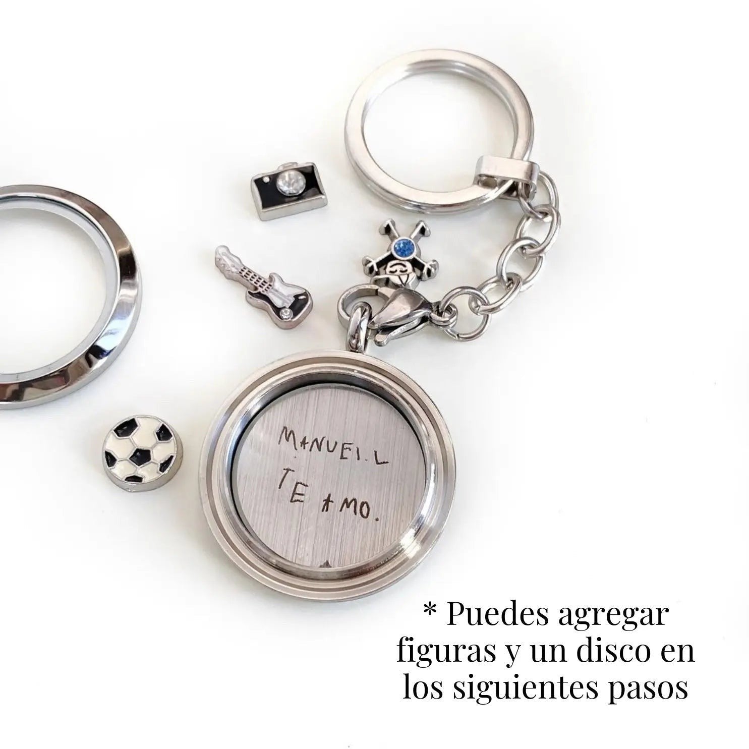 Llavero personalizado Moment de acero quirúrgico plateado con medallón de vidrio y figuras decorativas intercambiables