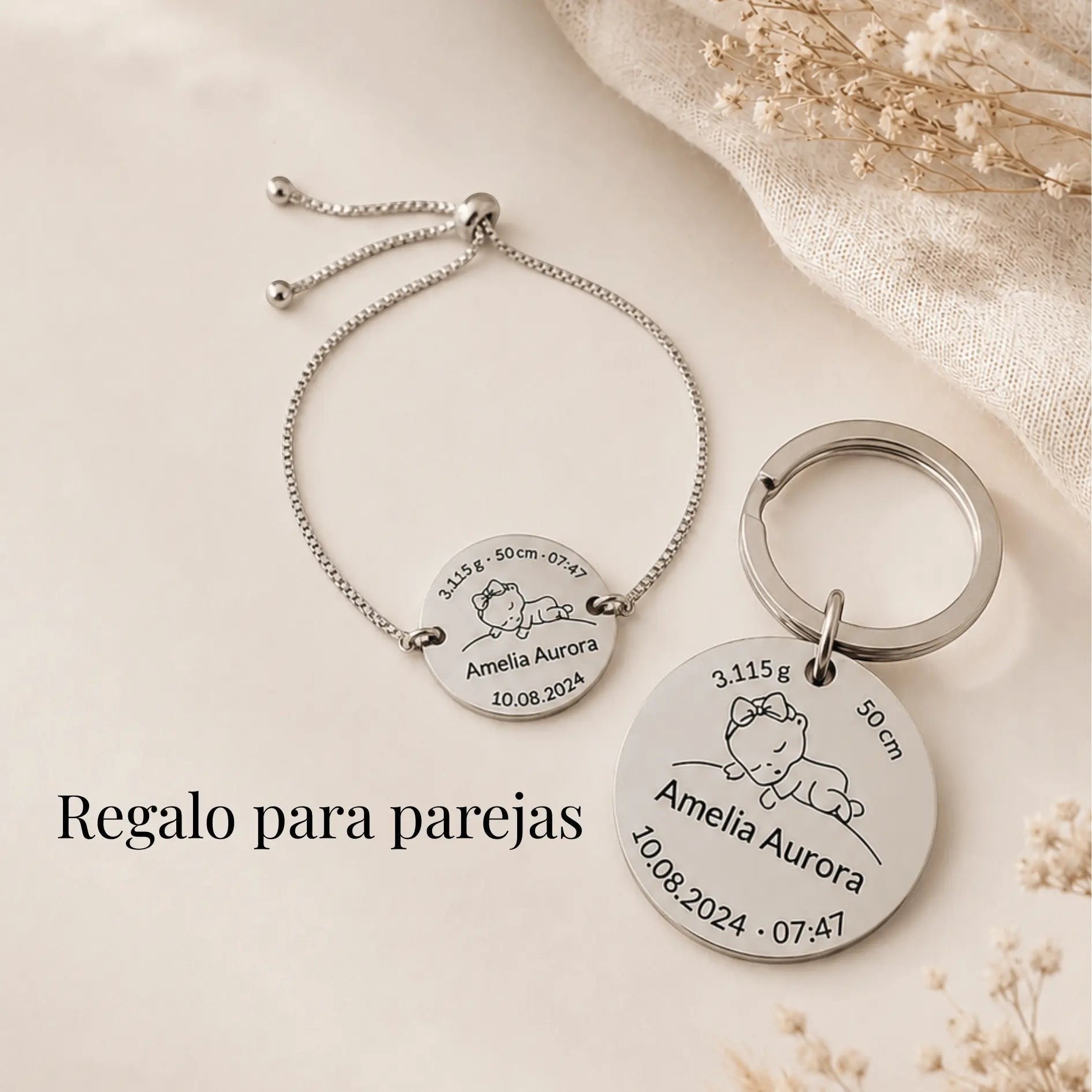 Llavero y pulsera personalizados Moment de acero inoxidable plateado con grabado de nombre, fecha y dibujo de bebé.