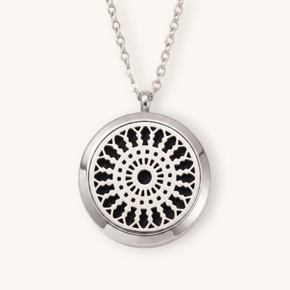 Collar Moment con medallón redondo de acero quirúrgico y diseño arabesco para aromaterapia con disco negro