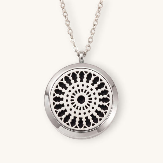 Collar Moment con medallón redondo de acero quirúrgico y diseño arabesco para aromaterapia con disco negro