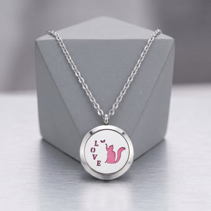 Collar Moment con medallón de aromaterapia plateado de acero inoxidable y diseño de gato con palabra LOVE en rosa
