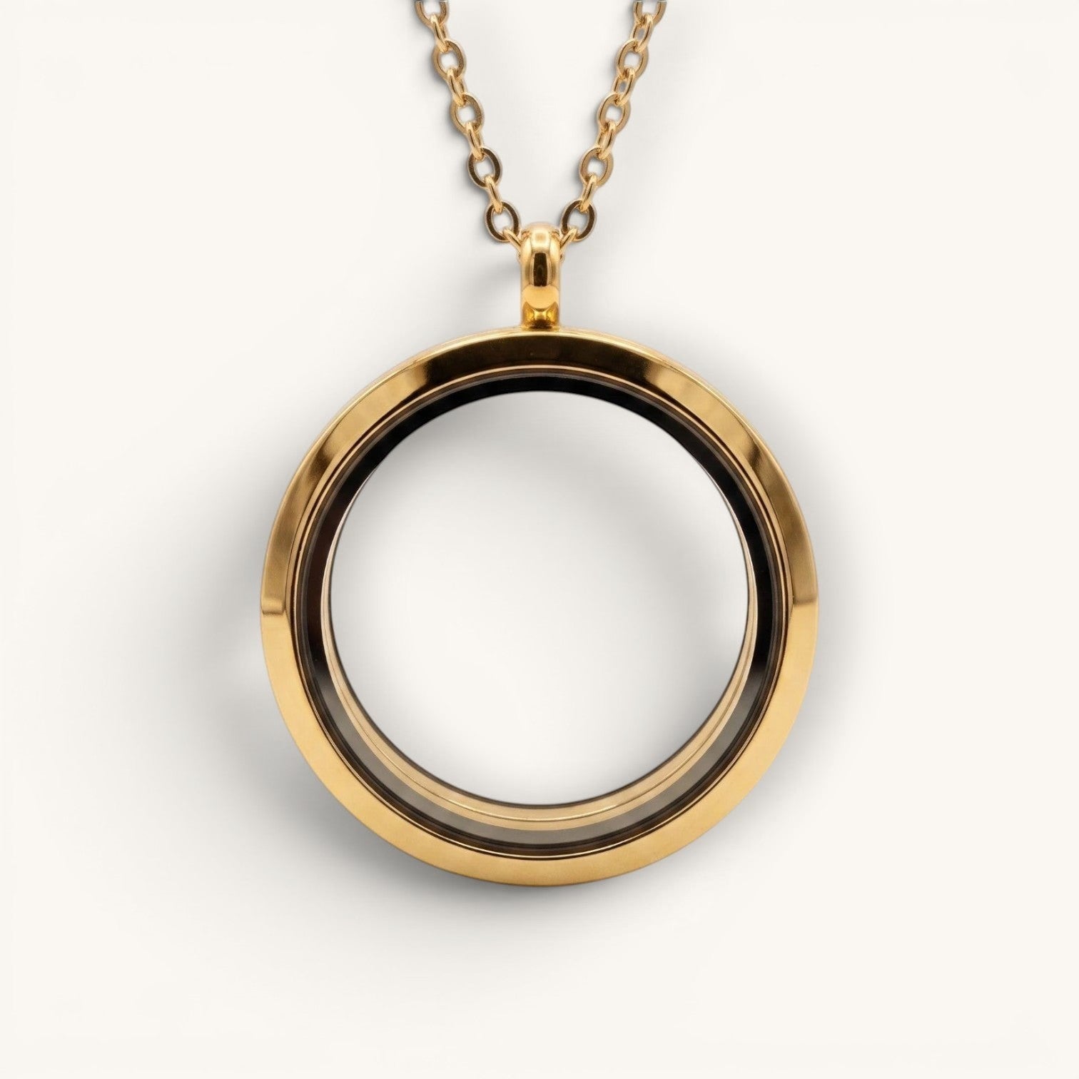 Medallón Moment dorado de acero quirúrgico con cadena, diseño circular para personalizar con figuras y recuerdos.