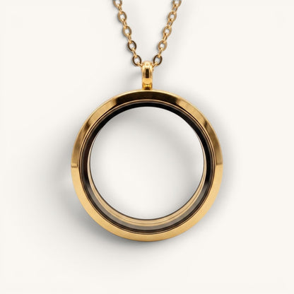 Medallón Moment dorado de acero quirúrgico con cadena, diseño circular para personalizar con figuras y recuerdos.