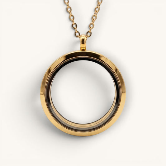 Medallón Moment dorado de acero quirúrgico con cadena, diseño circular para personalizar con figuras y recuerdos.