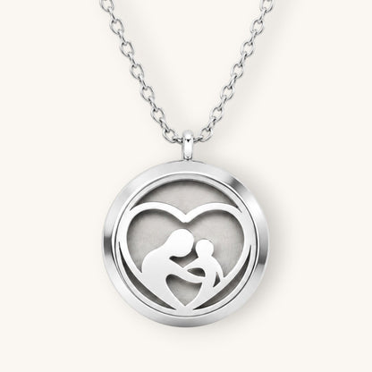 Collar Moment de acero inoxidable con medallón redondo plateado y diseño de corazón con silueta de madre e hijo