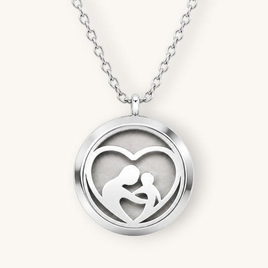 Collar Moment de acero inoxidable con medallón redondo plateado y diseño de corazón con silueta de madre e hijo
