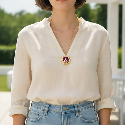 Collar Moment de acero dorado con medallón perfumado redondo y diseño de amor de mamá con disco interior morado
