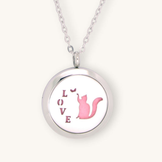 Collar Moment de acero inoxidable con medallón perfumado redondo, diseño de gato y palabra LOVE en tono plateado