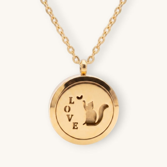 Collar Moment con medallón redondo dorado de acero inoxidable, diseño de gato y palabra LOVE para aromaterapia