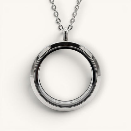 Medallón Moment plateado de acero quirúrgico y vidrio con cadena, diseño circular para personalizar con figuras.