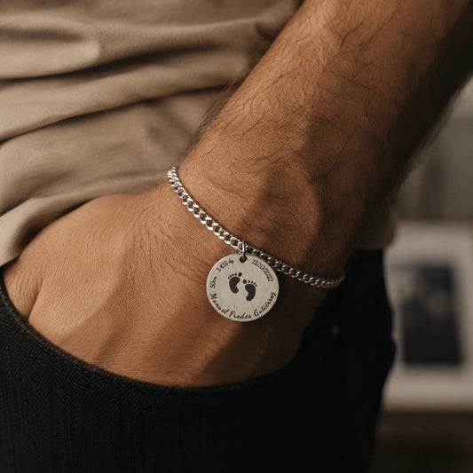 Pulsera cubana Moment de acero inoxidable con medalla redonda grabada con huellas de bebé, nombre y fecha.