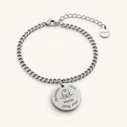 Pulsera cubana personalizada Moment de acero inoxidable con medalla grabada con datos de nacimiento de un bebé.