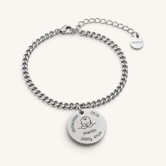 Pulsera cubana personalizada Moment de acero inoxidable con medalla grabada con datos de nacimiento de un bebé.