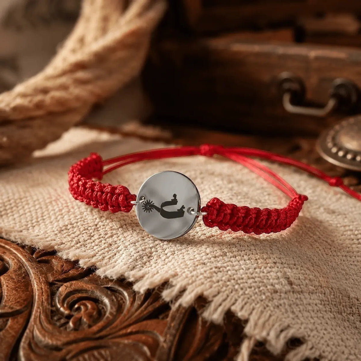 Pulsera Moment de cordón rojo ajustable con medalla redonda de metal grabada sobre tela rústica