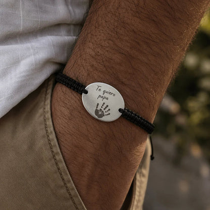 Pulsera Moment personalizada con placa ovalada de acero inoxidable y cordón negro con grabado de huella y texto