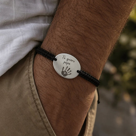 Pulsera Moment personalizada con placa ovalada de acero inoxidable y cordón negro con grabado de huella y texto