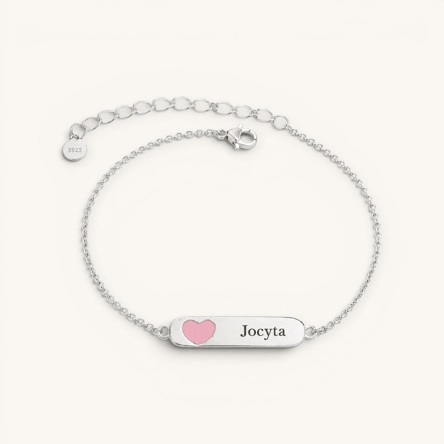 Pulsera Moment de plata para niña con placa grabada y detalle de corazón rosado, diseño ajustable y delicado