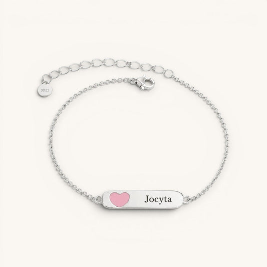 Pulsera Moment de plata para niña con placa grabada y detalle de corazón rosado, diseño ajustable y delicado