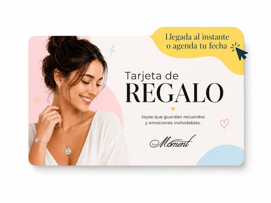 Tarjeta de regalo digital Moment con mujer sonriente luciendo joyas personalizadas y diseño elegante en tonos pastel